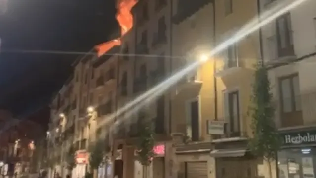 Espectacular incendio y gran susto en el Coso Bajo de Huesca