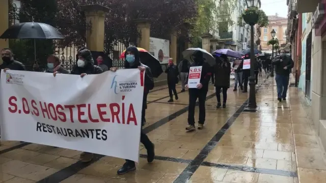 Hosteleros de toda la provincia de Huesca salen a la calle para exigir un plan de rescate para el sector que les permita subsistir