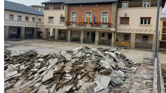 Remodelan la plaza de España de Sabiñánigo