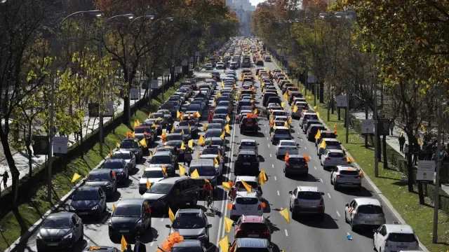 Miles de familias salen en coche a la calle para rechazar la ley Celaá