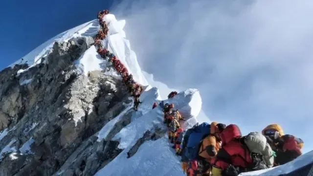 Encuentran microplásticos en muestras de nieve del Everest