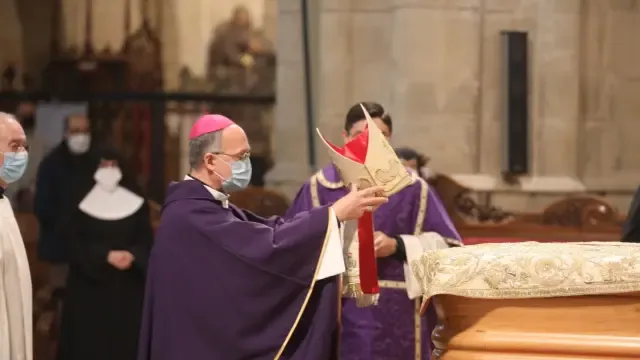 Los restos mortales de Damián Iguacen reposan ya en la Catedral de Huesca