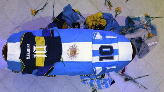 Argentina dice adiós a su ídolo entre lágrimas y disturbios