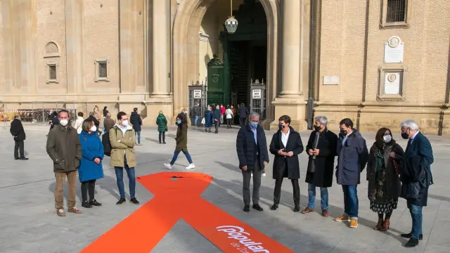 El PP despliega un enorme lazo contra la 'Ley Celaá' en la plaza del Pilar de Zaragoza