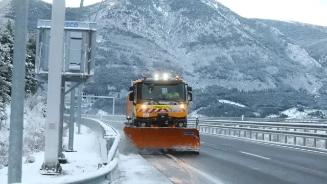 La nieve irrumpe en el Pirineo y obliga a usar cadenas en varias carreteras