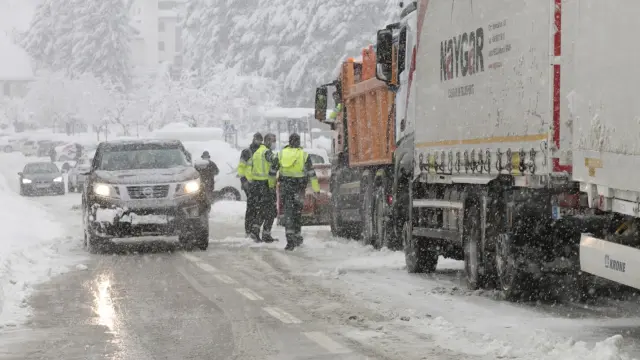 La nieve corta el Canfranero y causa problemas en las carreteras de la provincia de Huesca