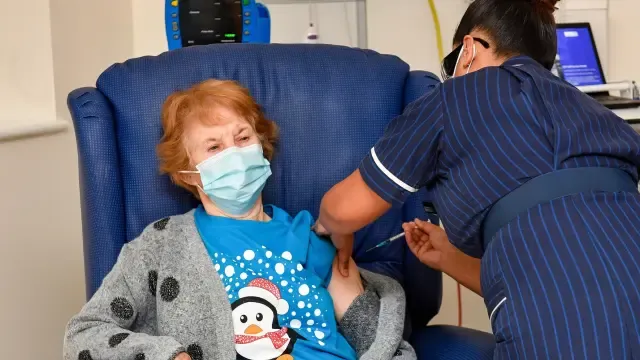 Una mujer de 90 años y una enfermera filipina, estrellas del día "V"