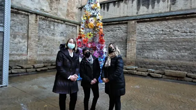 Un colorido árbol rinde homenaje en Huesca a las víctimas de la covid