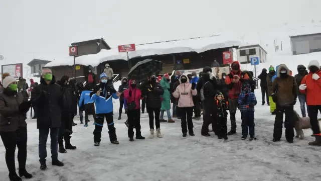 Concentraciones en las estaciones de esquí para pedir ayudas para el sector