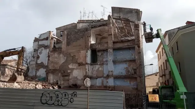 Comienza la demolición de un edificio de la calle Las Fuentes de Barbastro