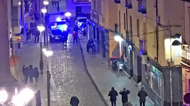 Detenida una mujer de 29 años en Huesca por apuñalar a su expareja en un bar de la calle Argensolas