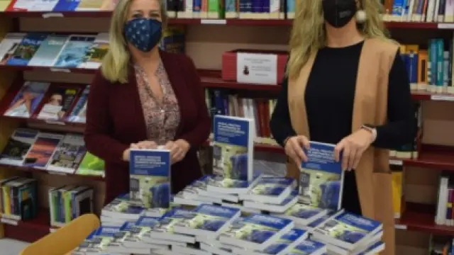 Los enfermeros compran libros para ayudar a los comerciantes de Huesca