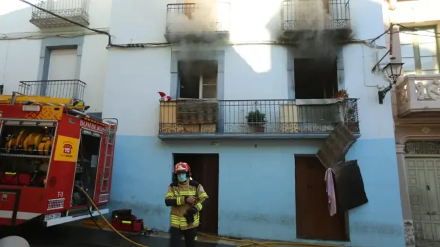 Intoxicados y con quemaduras leves una mujer y su hijo en un incendio en el casco antiguo de Huesca