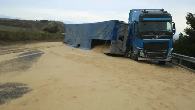 La autovía A-23 permanece cortada en dirección Huesca tras accidentarse un camión