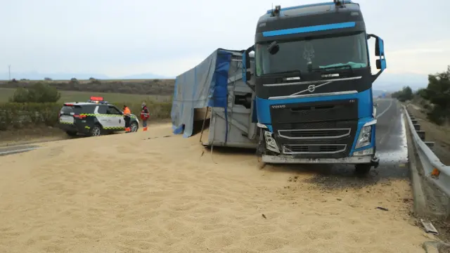 Se reabre el tramo de la A-23 entre Almudévar y Huesca, cerrado seis horas por el accidente de un camión
