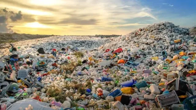 Los residuos plásticos del mar se convertirán en tarjetas de pago