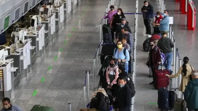 Europa pide confinar regiones de alto riesgo y reducir los viajes