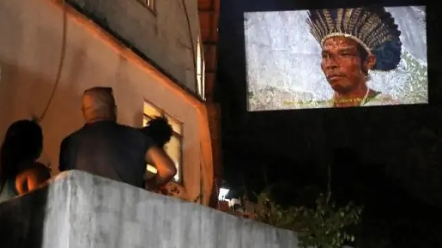 La mayor favela de Río de Janeiro disfruta del cine en una gran pantalla en la montaña