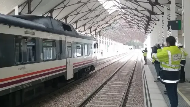 Estaciona en Canfranc el primer tren de viajeros de la nueva terminal en fase de pruebas