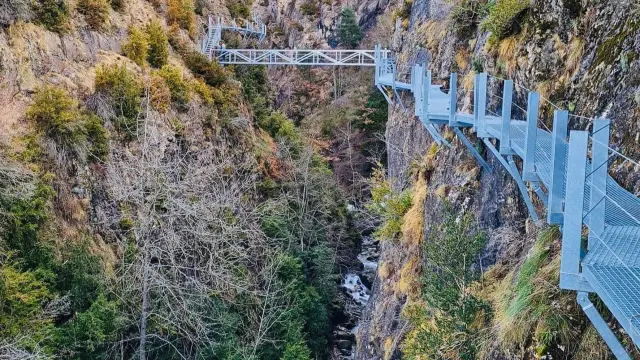 Panticosa amplía su oferta turística con unas pasarelas sobre el río Caldarés