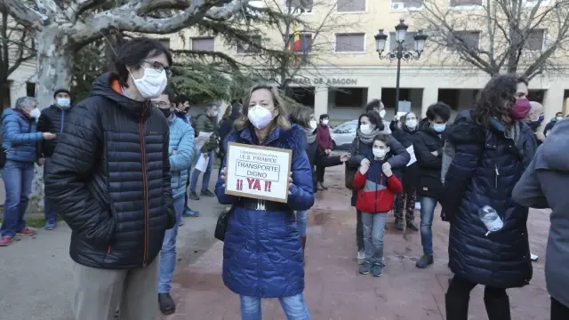 Las familias de los alumnos del IES Pirámide de Huesca piden "un transporte digno"