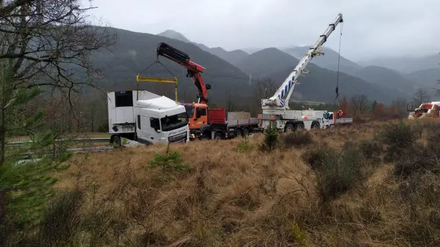 El accidente de una camión corta durante más de seis horas la N-260 entre Fiscal y Boltaña