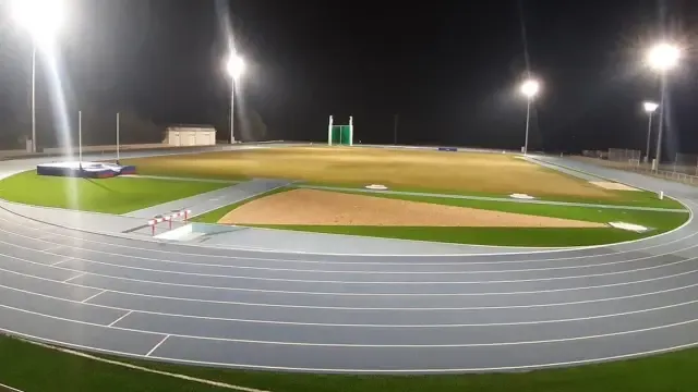 Las nuevas pistas de atletismo de Barbastro ya tienen su iluminación
