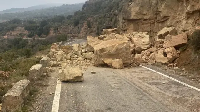 Así ha quedado la vía después de la caída de roca.