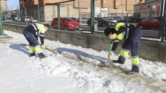 Frio y limpieza de nieve por el temporal Filomena en Huesca / 12-01-2021 / Foto Rafael Gobantes[[[DDA FOTOGRAFOS]]][[[DDAARCHIVO]]]
