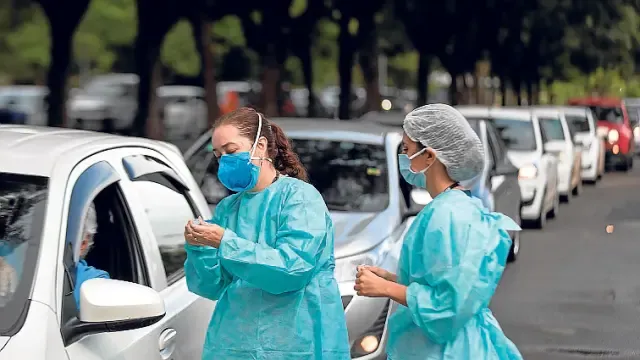 Filas de coches en Brasilia con personas esperando para ser vacunadas