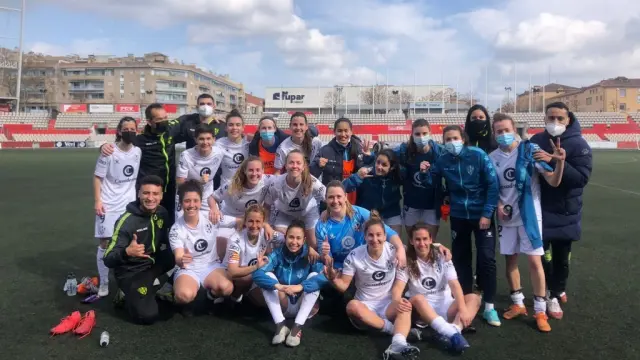 Las jugadoras del Huesca, felices por el nuevo triunfo