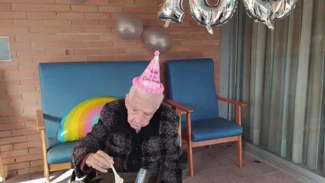 Vicenta Beired en la residencia de personas mayores Alto Gállego el día de su 100 cumpleaños, el 24 de febrero.