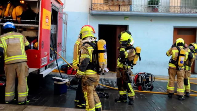 Bomberos en el incendio de una vivienda en la travesía Mozárabes de Huesca.