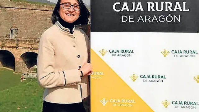 Ainoa de los Frailes trabaja en la oficina de Caja Rural en Jaca, lo que le permite vivir en su pueblo, en Oliván.