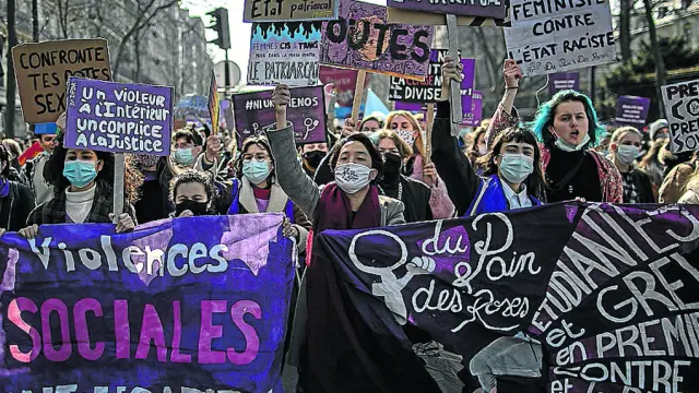 Paris (France), 08/03/2021.- Protesters and activists march during the International Women's Day in Paris, France, 08 March 2021. International Women's Day (IWD) is a global day that celebrates women's achievements in socially, economically, culturally and politically and also an invitation for all elements of society to accelerate gender equality. (Protestas, Francia) EFE/EPA/IAN LANGSDON International Women's Day demonstration in Paris