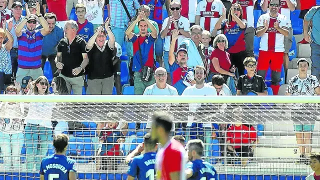 Imagen de archivo del partido entre el Huesca y el Sporting aprincipios de la temporada pasada.