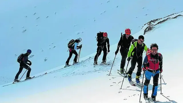 Participantes de uno de los cursos de esquí de montaña con los que el CAS ha retomado calendario del 2021.