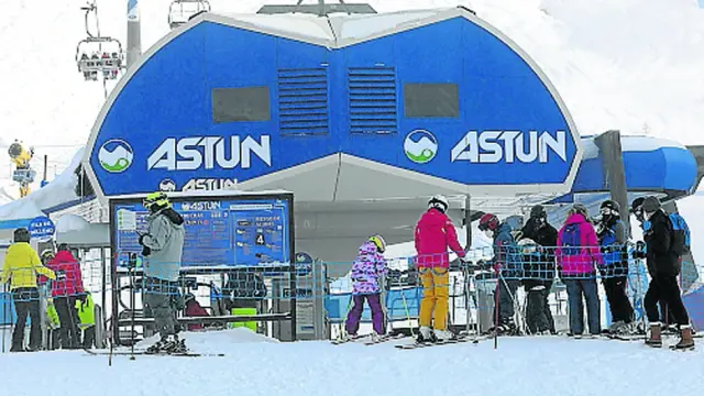 Esquiadores en Astún el pasado mes de enero.