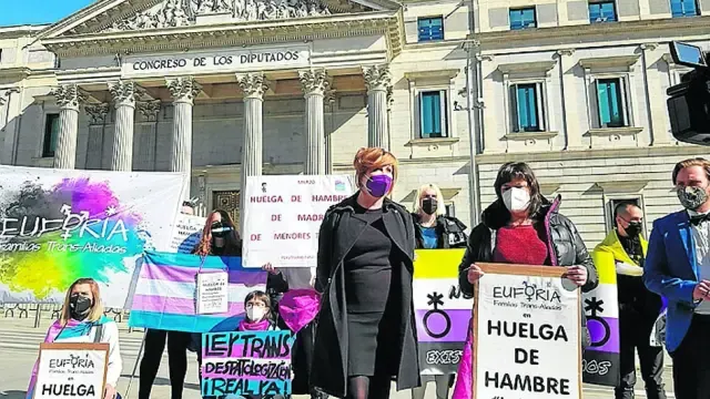 Natalia Aventín (en primer plano a la derecha) y 70 personas más han iniciado una huelga de hambre.