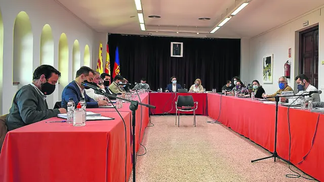 Imagen del pleno del Ayuntamiento de Monzón, celebrado este viernes.