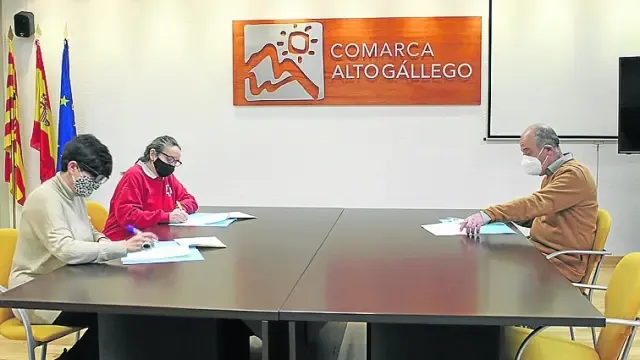 Un instante de la firma del convenio de colaboración entre la Comarca del Alto Gállego y Cruz Roja y Cáritas de Sabiñánigo.