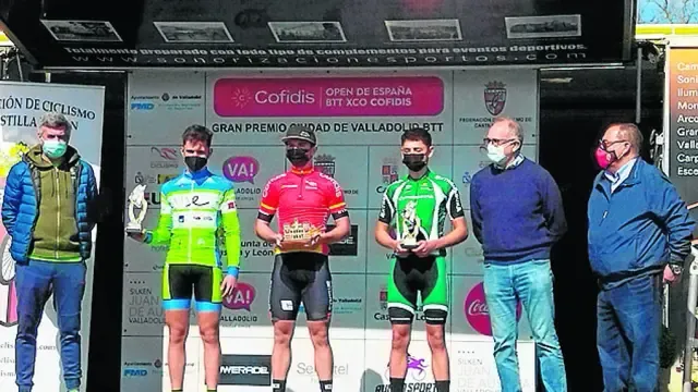 El bilbilitano Rafa López del Vive Inmuebles Huesca La Magia, en el podio como segundo clasificado.