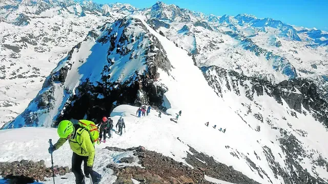 Los esquiadores de montaña del Peña Guara, en la llegada a una de las cumbres de los Infiernos.