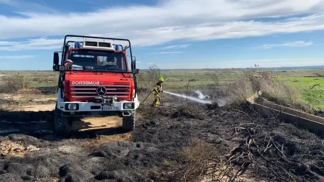Los bomberos del SPEIS han actuado sobre la superficie quemada.