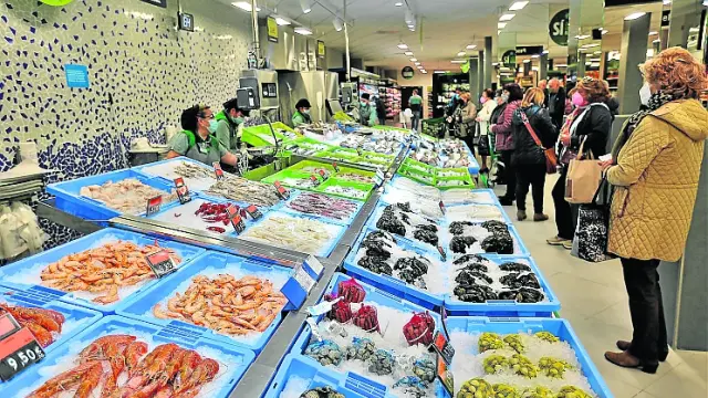 El supermercado ofrece atractivas propuestas como una gran exposición de productos en la pescadería.
