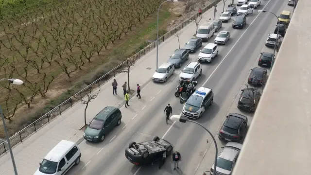 Imagen del vehículo volocado sobre la calzada en plena avenida de Aragón de la capital fragatina.