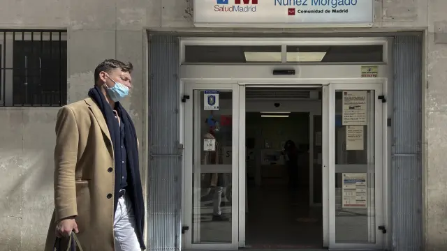 Un viandante pasa frente al centro de salud de Núñez Morgado en el distrito de Chamartín, de Madrid.