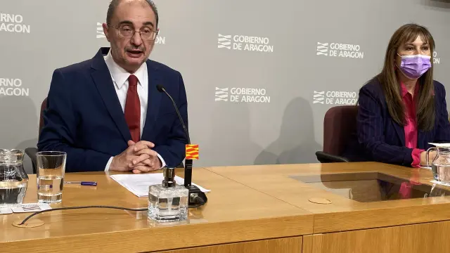 El presidente de Aragón, Javier Lambán, junto a la consejera de Sanidad, Sira Repollés.