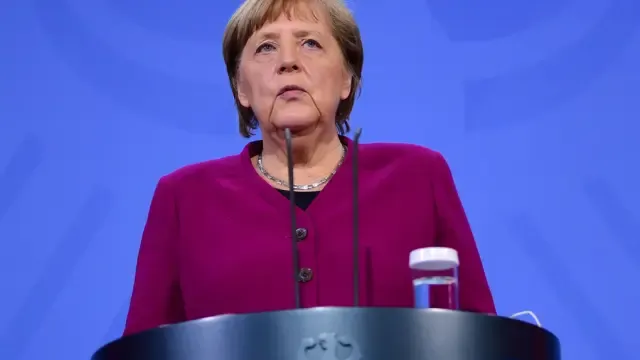 La canciller alemana, Angela Merkel, compareciendo ante los medios tras la reunión del Consejo Europeo.