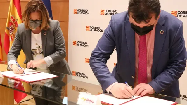 Pérez y Zubieta en la firma del convenio con la FAMCP para la asistencia técnica en proyectos europeos de las entidades locales.
